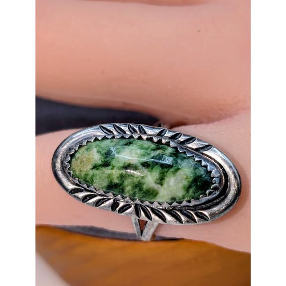 Vtg Southwestern Unmarked 925 Sterling Silver Oblong Green Stone Ring Size 5.25 - Picture 2 of 6
